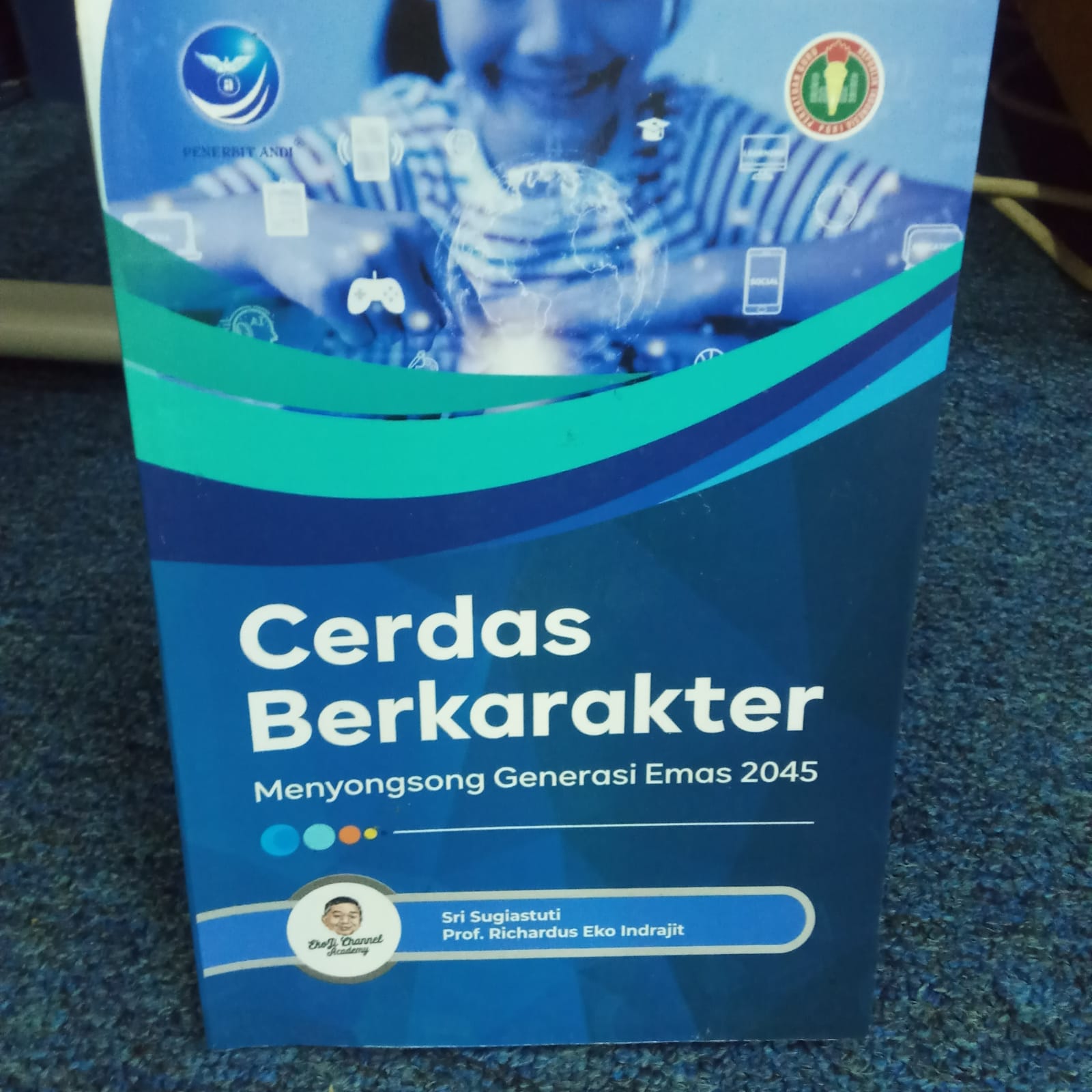 CERDAS BERKARAKTER  MENYONGSONG GENERASI EMAS 2045